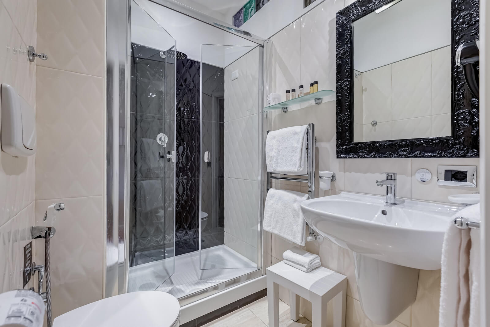 navona-queen-rome-rooftop-roma-centro-corso-vittorio-emanuele-palazzo-bassi-idromassaggio-panorama-view-vista-gianicolo-citta-eterna-campo-de-fiori-standard-double-room-twin-59