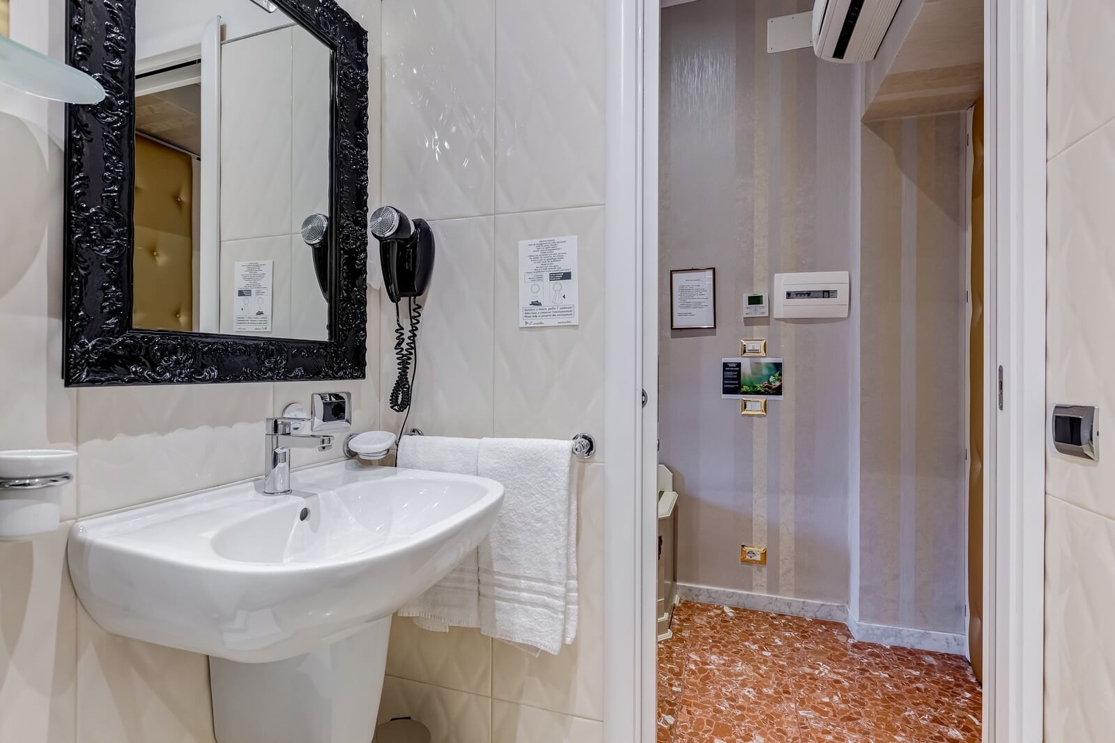 navona-queen-rome-rooftop-roma-centro-corso-vittorio-emanuele-palazzo-bassi-idromassaggio-panorama-view-vista-gianicolo-citta-eterna-campo-de-fiori-standard-double-room-twin-61