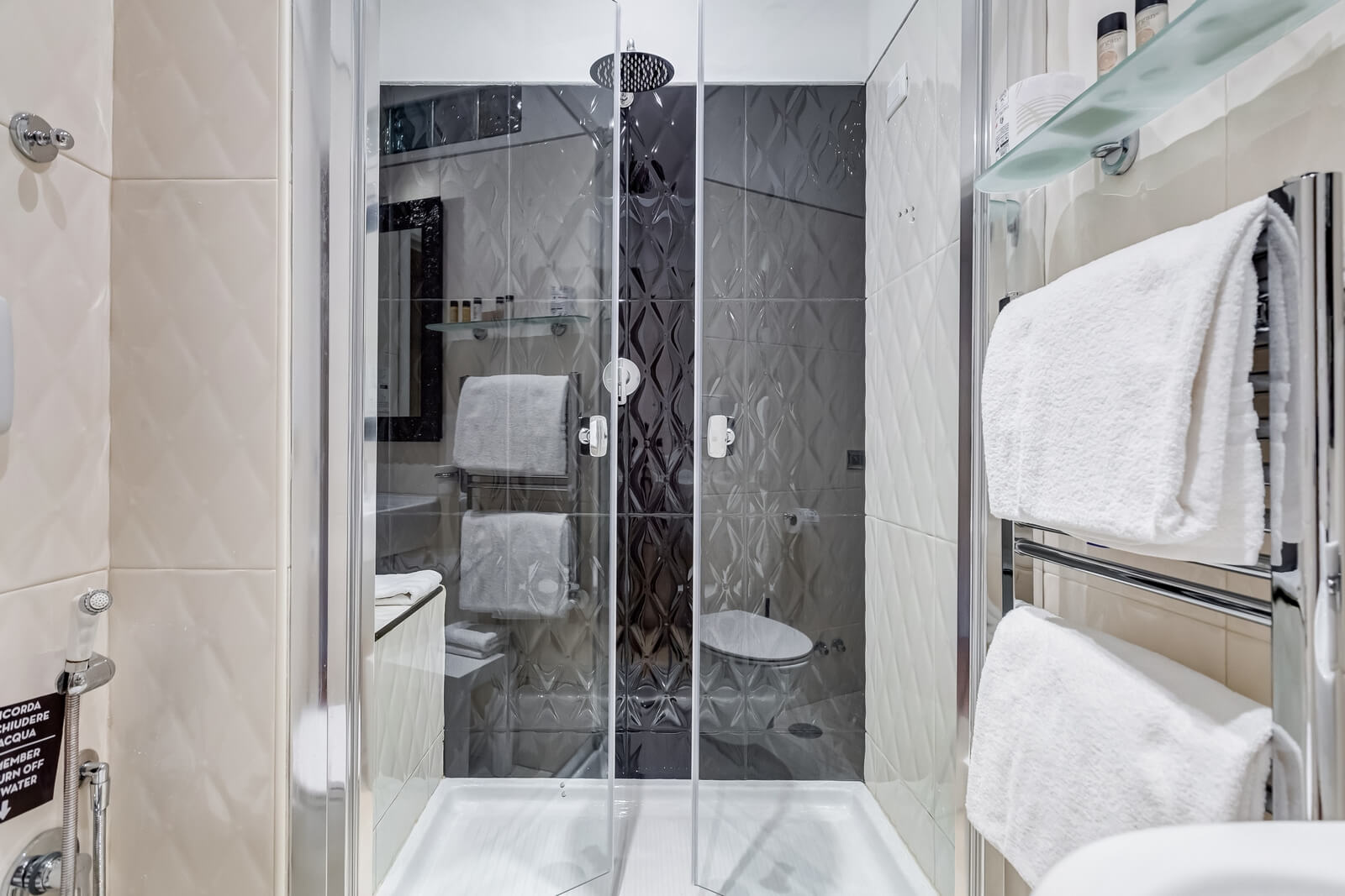 navona-queen-rome-rooftop-roma-centro-corso-vittorio-emanuele-palazzo-bassi-idromassaggio-panorama-view-vista-gianicolo-citta-eterna-campo-de-fiori-standard-double-room-twin-62