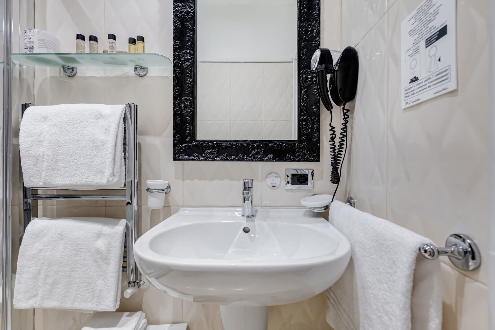 navona-queen-rome-rooftop-roma-centro-corso-vittorio-emanuele-palazzo-bassi-idromassaggio-panorama-view-vista-gianicolo-citta-eterna-campo-de-fiori-standard-double-room-twin-63