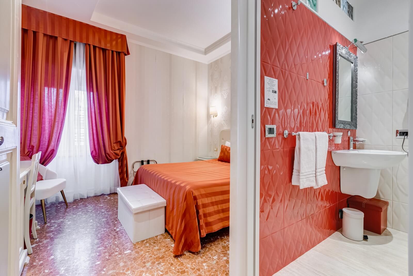 navona-queen-rome-rooftop-roma-centro-corso-vittorio-emanuele-palazzo-bassi-idromassaggio-panorama-view-vista-gianicolo-citta-eterna-campo-de-fiori-standard-double-room-twin-64