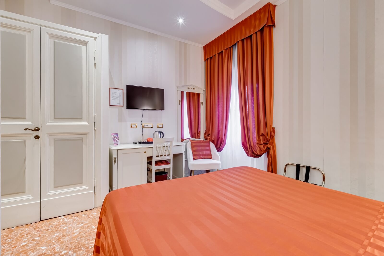 navona-queen-rome-rooftop-roma-centro-corso-vittorio-emanuele-palazzo-bassi-idromassaggio-panorama-view-vista-gianicolo-citta-eterna-campo-de-fiori-standard-double-room-twin-70