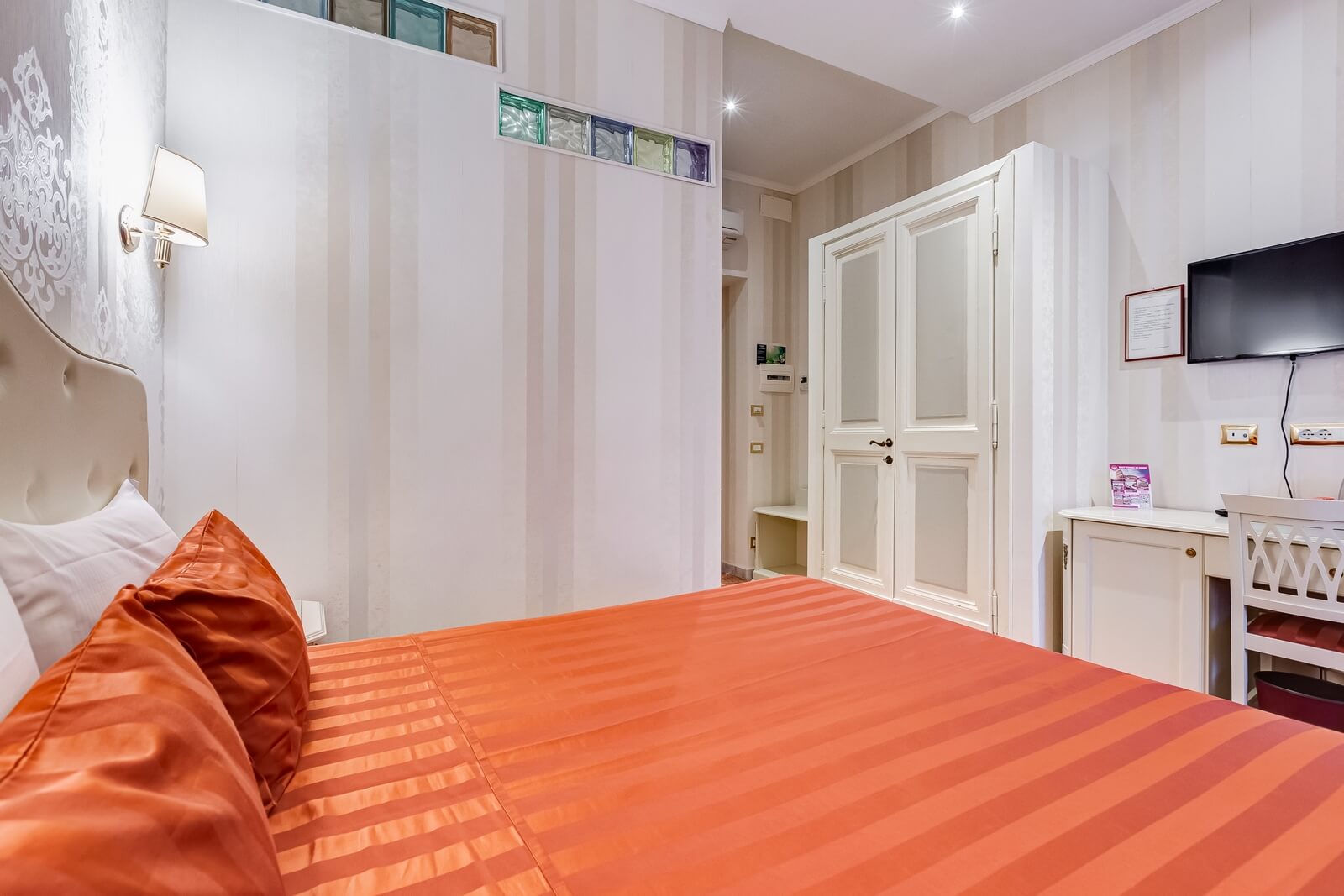 navona-queen-rome-rooftop-roma-centro-corso-vittorio-emanuele-palazzo-bassi-idromassaggio-panorama-view-vista-gianicolo-citta-eterna-campo-de-fiori-standard-double-room-twin-74