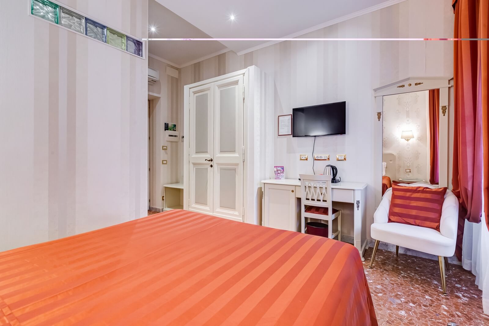 navona-queen-rome-rooftop-roma-centro-corso-vittorio-emanuele-palazzo-bassi-idromassaggio-panorama-view-vista-gianicolo-citta-eterna-campo-de-fiori-standard-double-room-twin-75