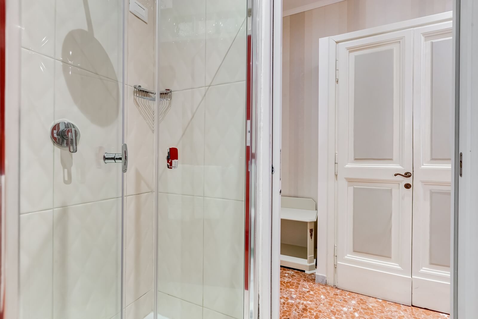 navona-queen-rome-rooftop-roma-centro-corso-vittorio-emanuele-palazzo-bassi-idromassaggio-panorama-view-vista-gianicolo-citta-eterna-campo-de-fiori-standard-double-room-twin-80