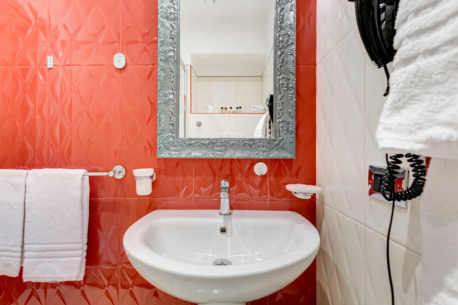 navona-queen-rome-rooftop-roma-centro-corso-vittorio-emanuele-palazzo-bassi-idromassaggio-panorama-view-vista-gianicolo-citta-eterna-campo-de-fiori-standard-double-room-twin-81