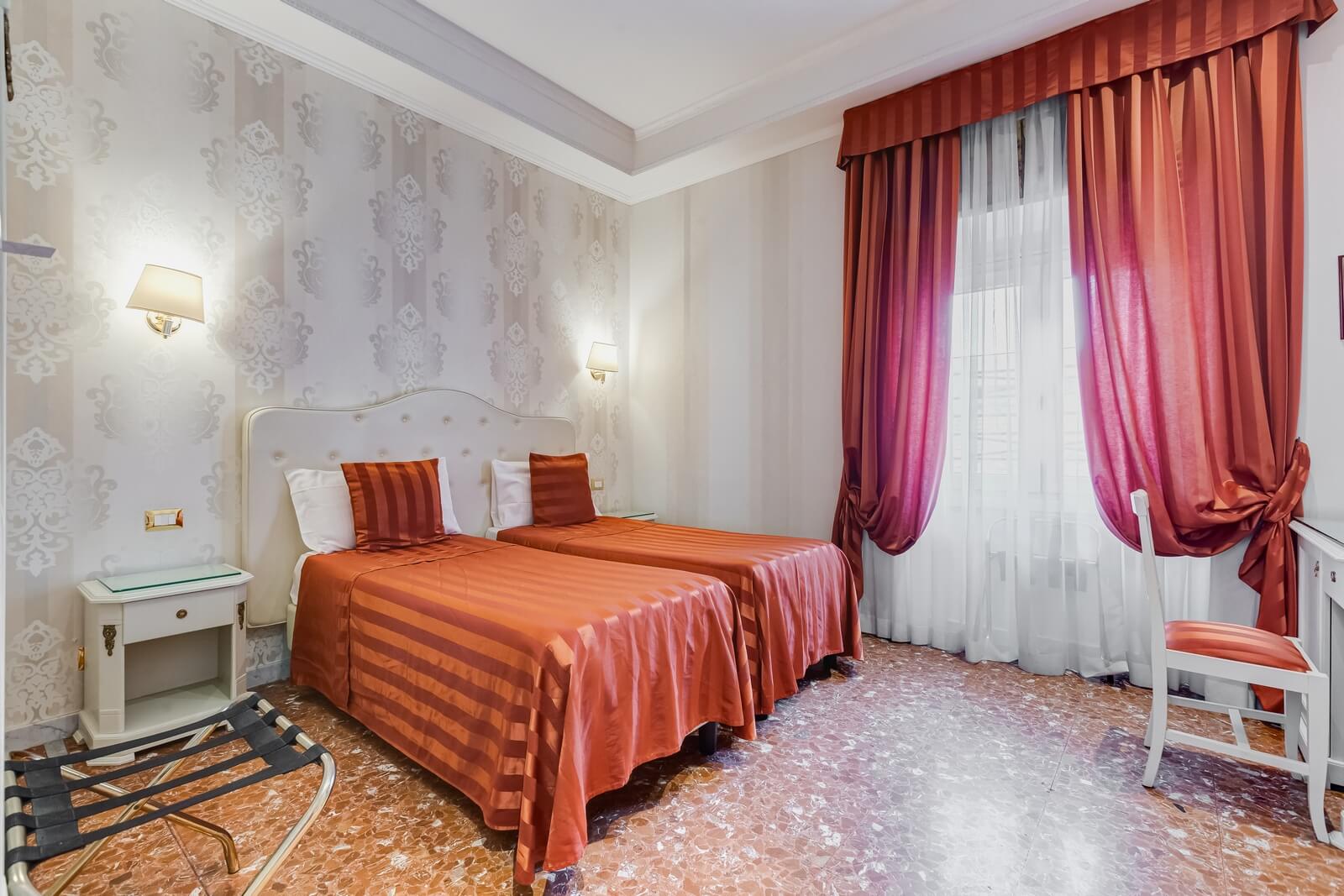 navona-queen-rome-rooftop-roma-centro-corso-vittorio-emanuele-palazzo-bassi-idromassaggio-panorama-view-vista-gianicolo-citta-eterna-campo-de-fiori-standard-double-room-twin-83