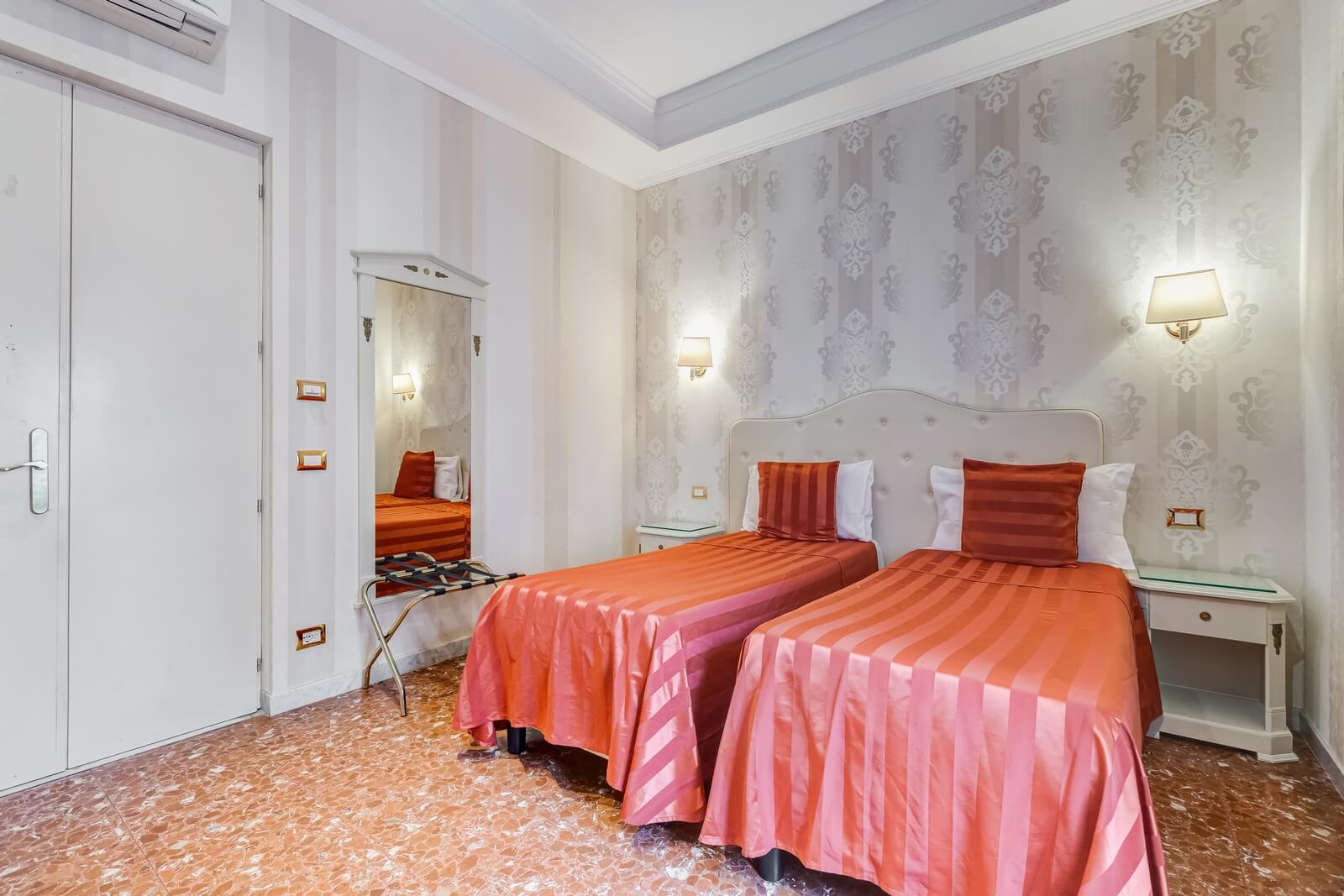 navona-queen-rome-rooftop-roma-centro-corso-vittorio-emanuele-palazzo-bassi-idromassaggio-panorama-view-vista-gianicolo-citta-eterna-campo-de-fiori-standard-double-room-twin-86