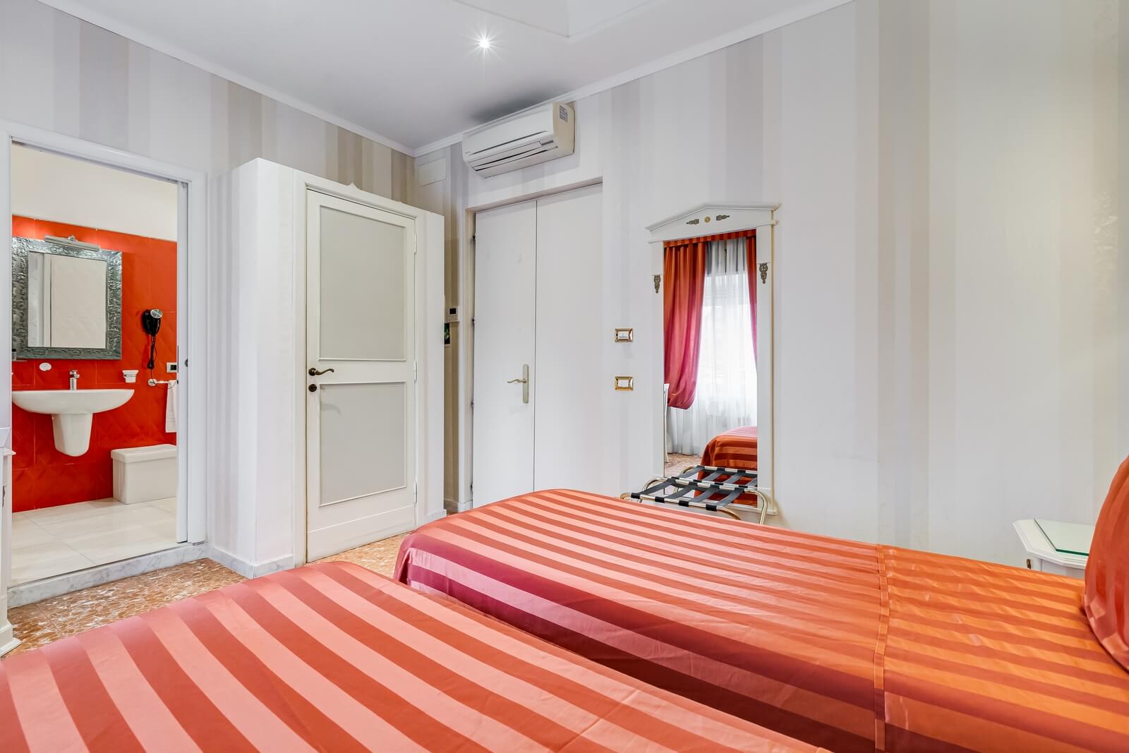 navona-queen-rome-rooftop-roma-centro-corso-vittorio-emanuele-palazzo-bassi-idromassaggio-panorama-view-vista-gianicolo-citta-eterna-campo-de-fiori-standard-double-room-twin-88