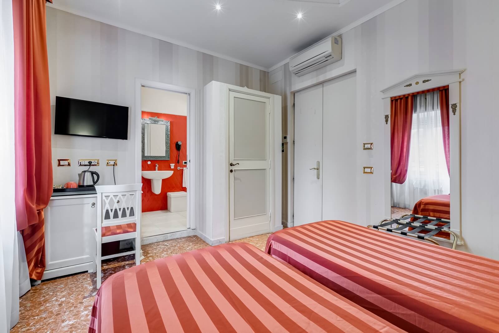 navona-queen-rome-rooftop-roma-centro-corso-vittorio-emanuele-palazzo-bassi-idromassaggio-panorama-view-vista-gianicolo-citta-eterna-campo-de-fiori-standard-double-room-twin-89