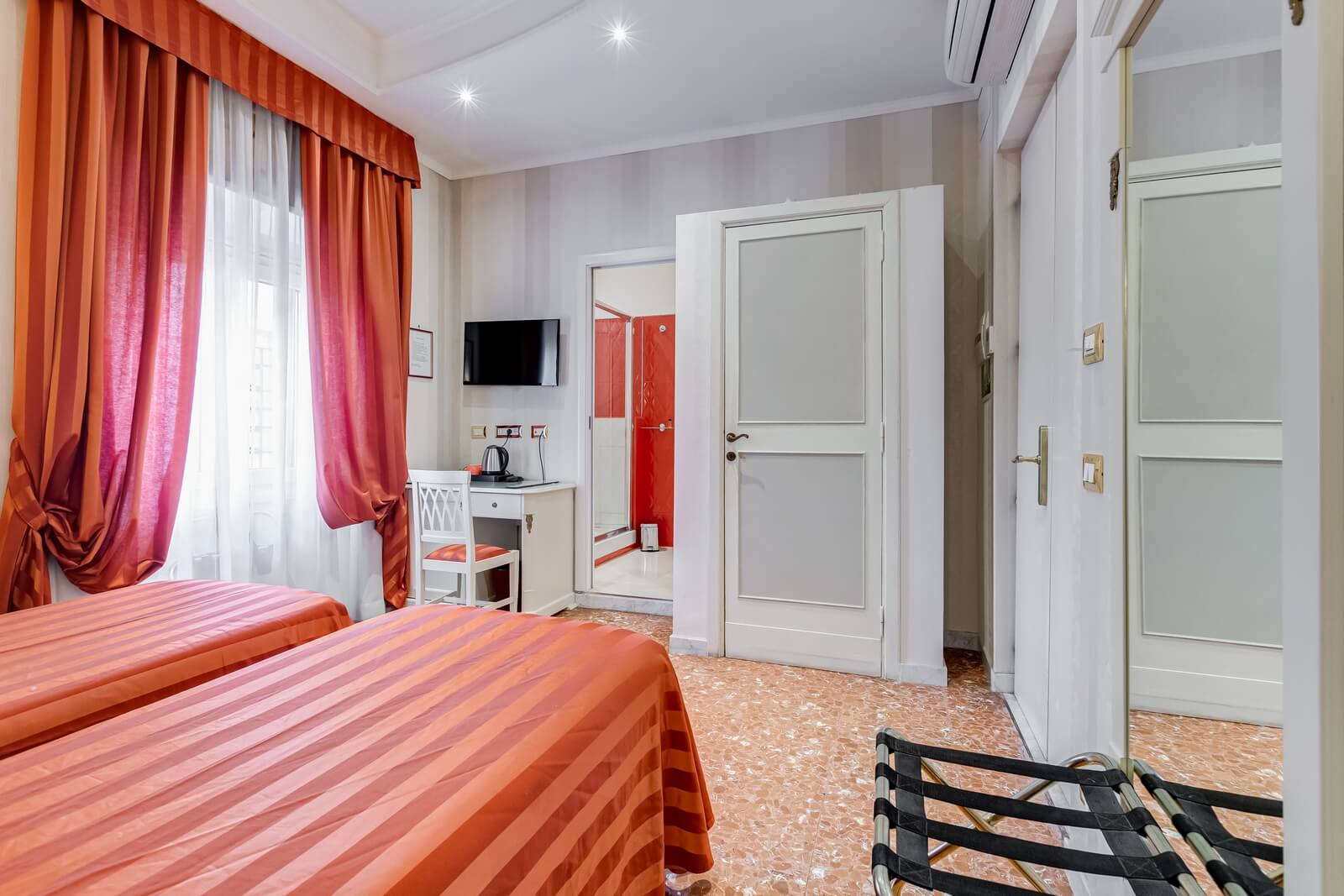 navona-queen-rome-rooftop-roma-centro-corso-vittorio-emanuele-palazzo-bassi-idromassaggio-panorama-view-vista-gianicolo-citta-eterna-campo-de-fiori-standard-double-room-twin-92