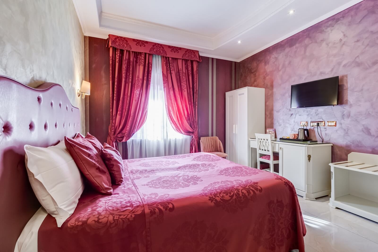 navona-queen-rome-rooftop-roma-centro-corso-vittorio-emanuele-palazzo-bassi-idromassaggio-panorama-view-vista-gianicolo-citta-eterna-campo-de-fiori-superior-double-room-60