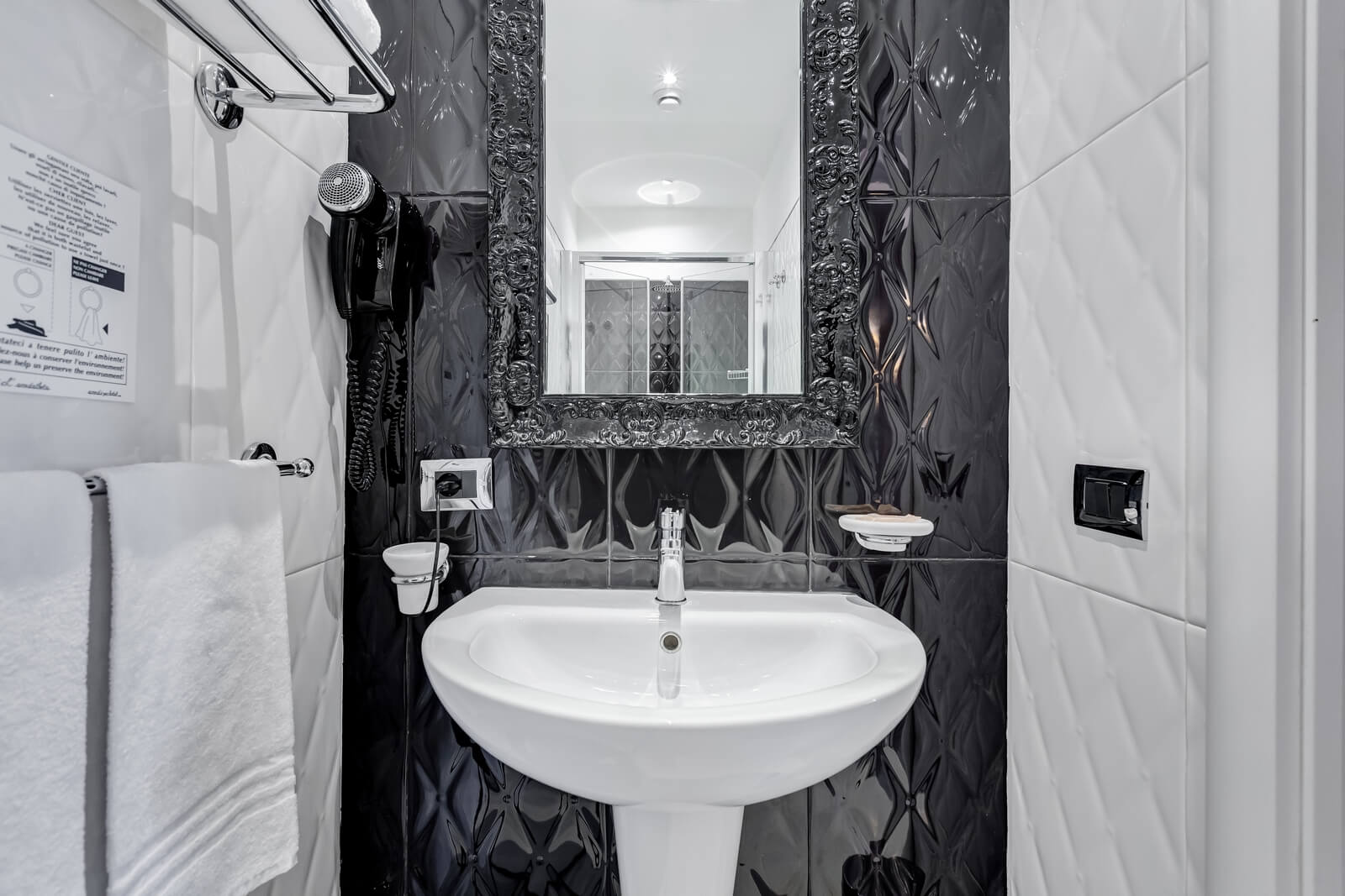 navona-queen-rome-rooftop-roma-centro-corso-vittorio-emanuele-palazzo-bassi-idromassaggio-panorama-view-vista-gianicolo-citta-eterna-campo-de-fiori-superior-double-room-69