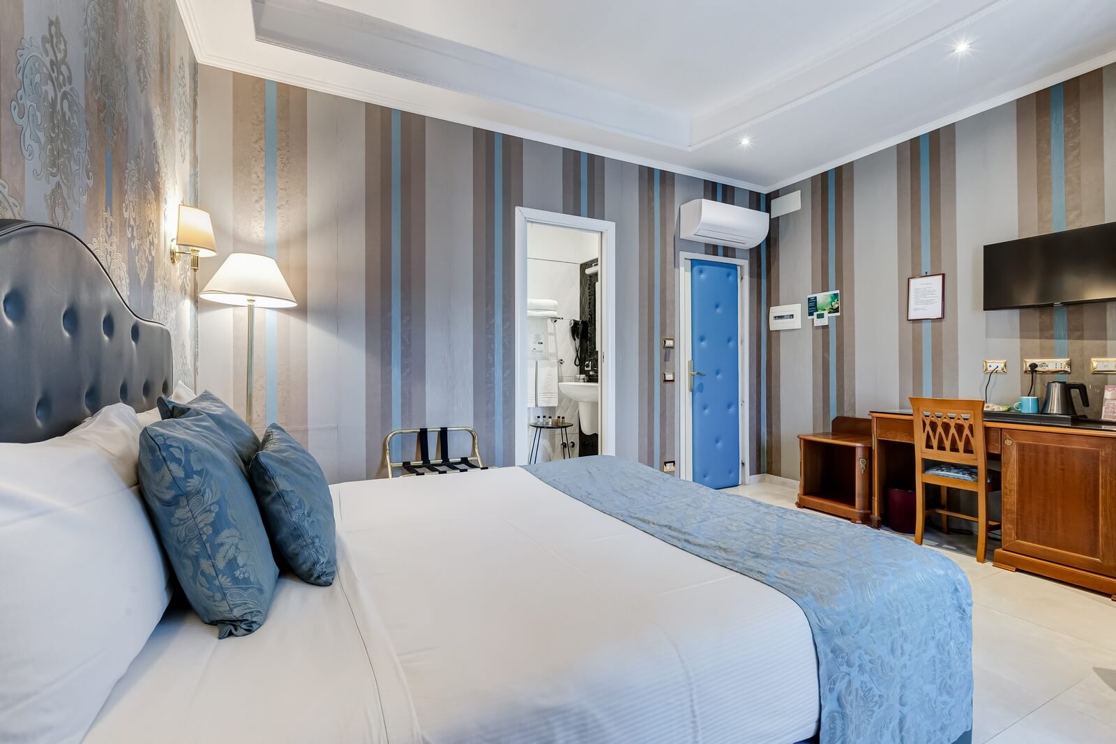 navona-queen-rome-rooftop-roma-centro-corso-vittorio-emanuele-palazzo-bassi-idromassaggio-panorama-view-vista-gianicolo-citta-eterna-campo-de-fiori-superior-double-room-76