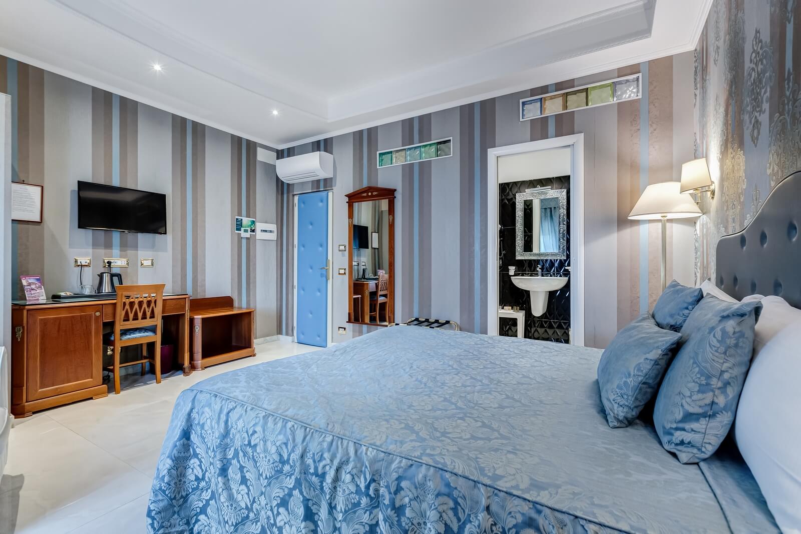 navona-queen-rome-rooftop-roma-centro-corso-vittorio-emanuele-palazzo-bassi-idromassaggio-panorama-view-vista-gianicolo-citta-eterna-campo-de-fiori-superior-double-room-88