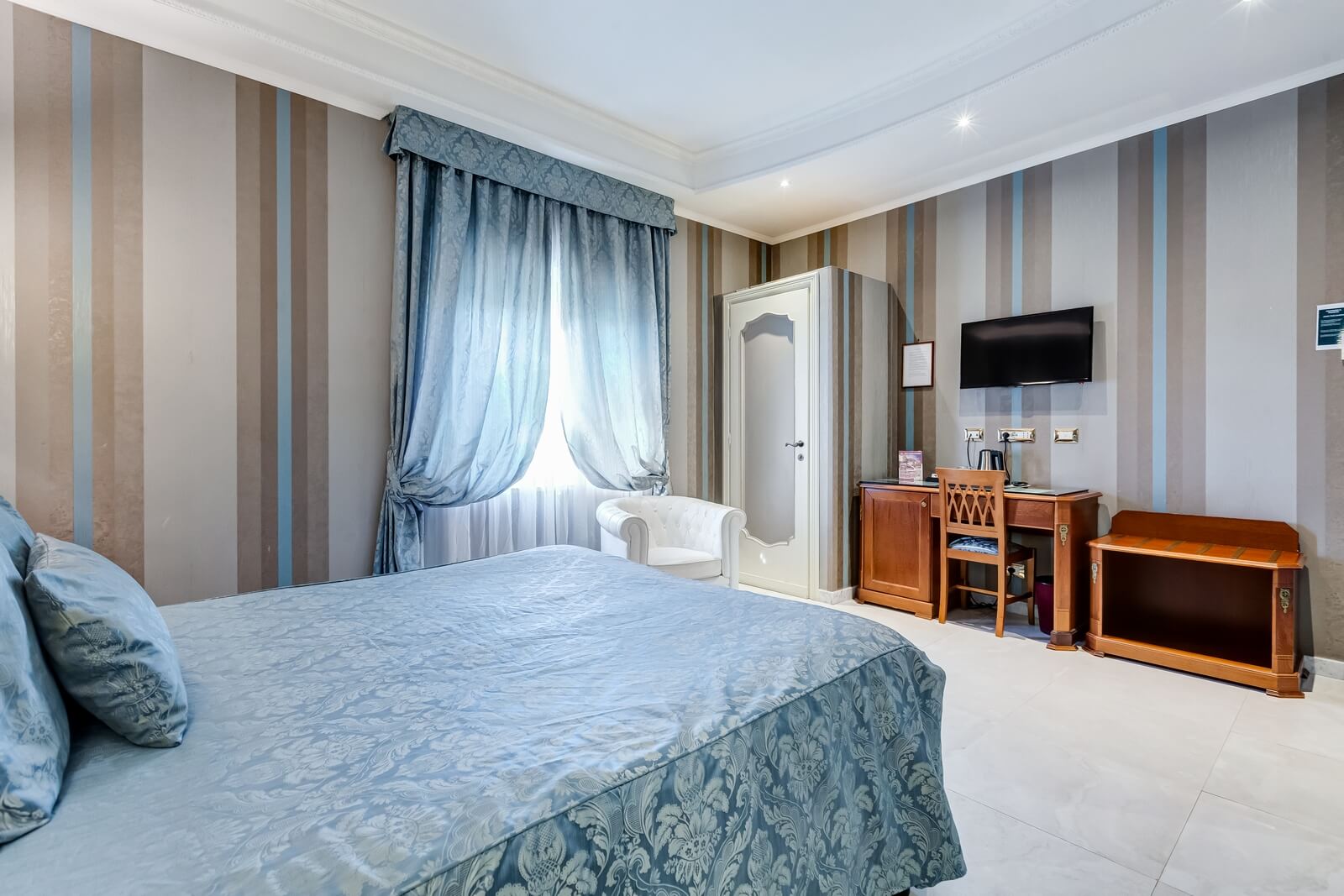 navona-queen-rome-rooftop-roma-centro-corso-vittorio-emanuele-palazzo-bassi-idromassaggio-panorama-view-vista-gianicolo-citta-eterna-campo-de-fiori-superior-double-room-90