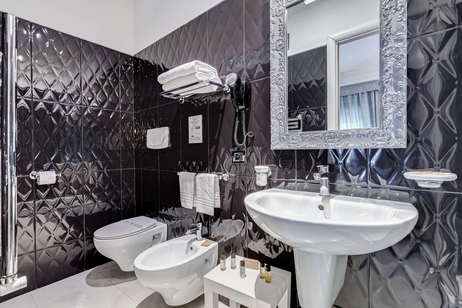 navona-queen-rome-rooftop-roma-centro-corso-vittorio-emanuele-palazzo-bassi-idromassaggio-panorama-view-vista-gianicolo-citta-eterna-campo-de-fiori-superior-double-room-93